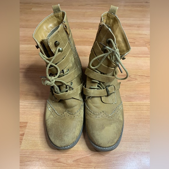 Tan Wingtip Brogue Buckle Combat Boots | Side Zip | Size 39 (US 8/8.5) - Picture 2 of 15